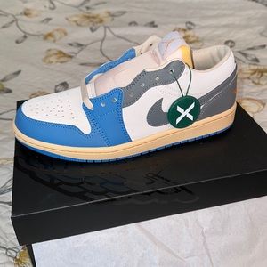 Air Jordan 1 Low SE. Size 7M/8.5W. Dutch Blue/Smoke Grey Sail.